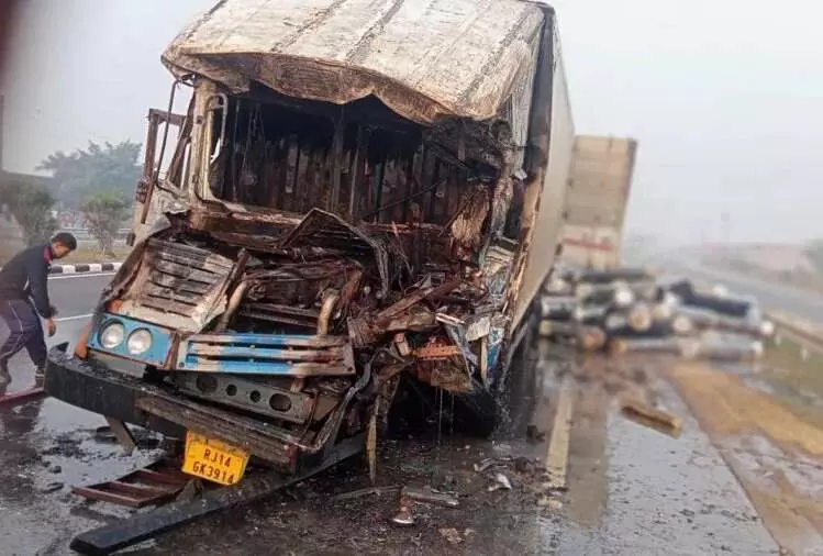 दो ट्रकों की टक्कर के बाद लगी आग, चालक और खलासी जिंदा जले, हुई मौत