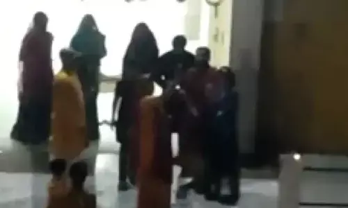 हाथ में बंदूक लेकर  फायरिंग करने वाली महिला का विडियो वायरल, तलाश में जुटी पुलिस हाथ में बंदूक लेकर  फायरिंग करने वाली महिला का विडियो वायरल, तलाश में जुटी पुलिस