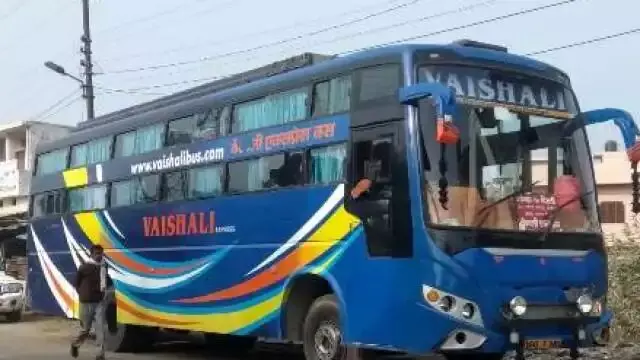 तीन दर्जन बस यात्रियों को मौत के मुंह में धकेल कर चलती बस से कूदा चालक तीन दर्जन बस यात्रियों को मौत के मुंह में धकेल कर चलती बस से कूदा चालक