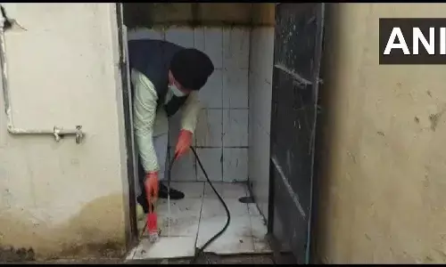 छात्रा ने की शिकायत, तो ऊर्जा मंत्री ने आकर खुद सरकारी स्कूल का शौचालय किया साफ, DM और DEO को लगाई फटकार; Video वायरल