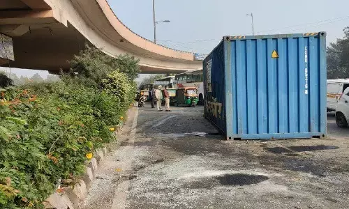 दिल्ली में भीषण हादसा : ITO के पास ऑटो पर गिरा कंटेनर, चार लोगों ने मौके पर तोड़ा दम दिल्ली में भीषण हादसा : ITO के पास ऑटो पर गिरा कंटेनर, चार लोगों ने मौके पर तोड़ा दम