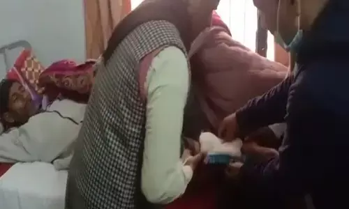 प्रेमी ने प्रेमिका के घर में घुसकर उसके के पिता पर फावड़े से किया हमला प्रेमी ने प्रेमिका के घर में घुसकर उसके के पिता पर फावड़े से किया हमला