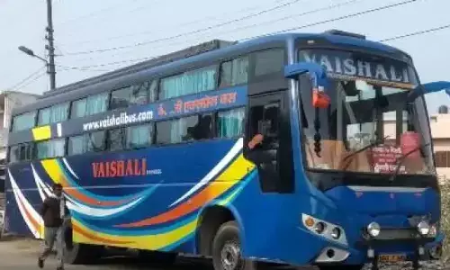 तीन दर्जन बस यात्रियों को मौत के मुंह में धकेल कर चलती बस से कूदा चालक तीन दर्जन बस यात्रियों को मौत के मुंह में धकेल कर चलती बस से कूदा चालक