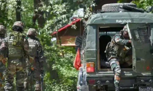 श्रीनगर के हरवान इलाके में सुरक्षा बलों और आतंकवादियों के बीच मुठभेड़, एक आतंकी का सफाया श्रीनगर के हरवान इलाके में सुरक्षा बलों और आतंकवादियों के बीच मुठभेड़, एक आतंकी का सफाया