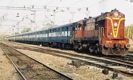 कड़ाके की ठंड का कहर, 26 ट्रेने हुई लेट, यात्रिओं को हो रही है परेशानी कड़ाके की ठंड का कहर, 26 ट्रेने हुई लेट, यात्रिओं को हो रही है परेशानी
