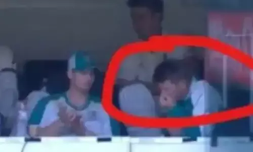 कुर्सी से नीचे गिर पड़े डेविड वॉर्नर; साथी खिलाड़ी भी घबरा गए, देखें- Video कुर्सी से नीचे गिर पड़े डेविड वॉर्नर; साथी खिलाड़ी भी घबरा गए, देखें- Video