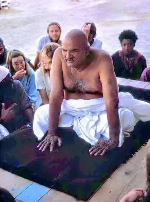 वृन्दावन में महाराजी के दर्शनों के साथ सच्चे गुरु की तलाश समाप्त और मैं घर आ गया था वृन्दावन में महाराजी के दर्शनों के साथ सच्चे गुरु की तलाश समाप्त और मैं घर आ गया था