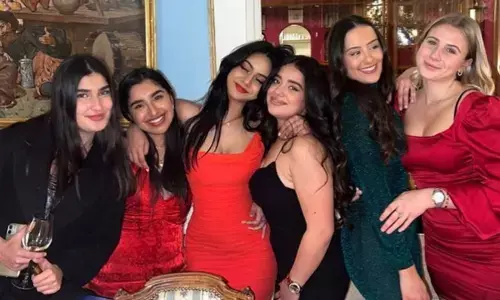 दोस्तों के साथ पार्टी करती नजर आईं अजय देवगन की बिटिया, न्यासा देवगन की PHOTO हुई वायरल दोस्तों के साथ पार्टी करती नजर आईं अजय देवगन की बिटिया, न्यासा देवगन की PHOTO हुई वायरल