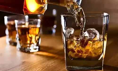 पुलिस का एएसआई विदेशी शराब की बोतल के साथ गिरफ्तार पुलिस का एएसआई विदेशी शराब की बोतल के साथ गिरफ्तार