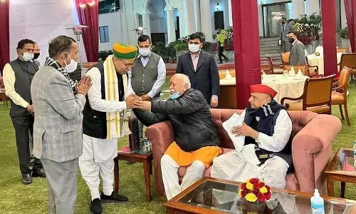 इस फोटो पर सियासत हुई गर्म, कांग्रेस ने नई सपा में स का मतलब बताया, तो सपा ने दिया जवाब