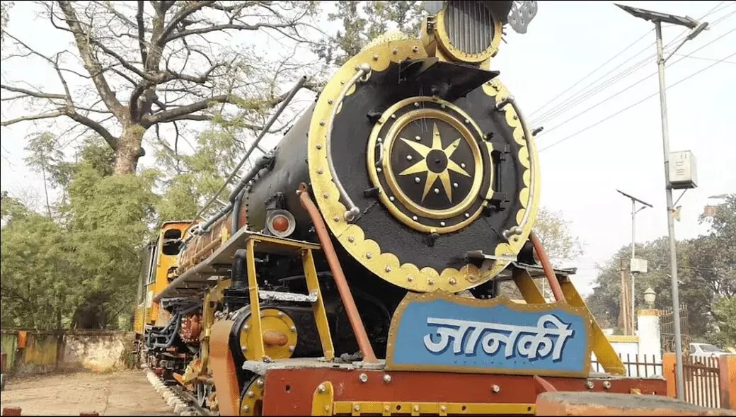 रेल इंजन बेचने के मामले में रेलवे इंजीनियर समेत सात पर मुकदमा