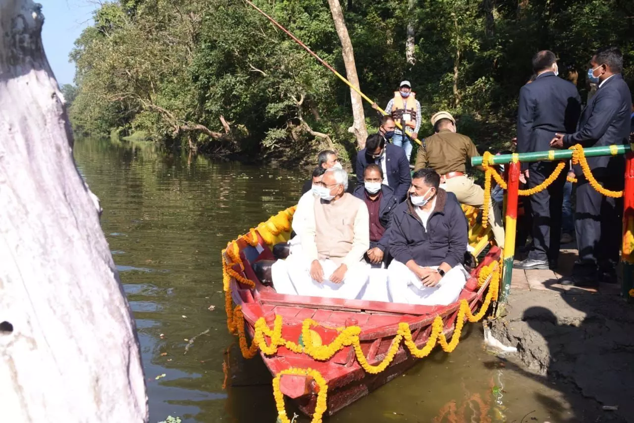 जल-जीवन-हरियाली अभियान के तहत पुरानी त्रिवेणी नहर में विकसित किये गए बोट सफारी का मुख्यमंत्री ने किया लोकार्पण