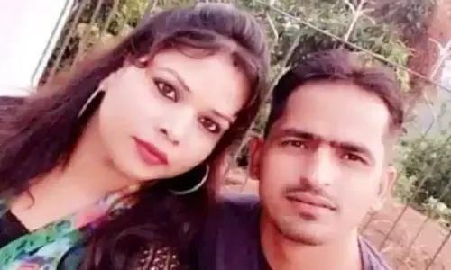 0.32 बोर के पिस्टल से बेकरी मालिक ने पहले पत्नी को गोली मारी, फिर खुद भी अपनी कनपटी में मार दी जान 0.32 बोर के पिस्टल से बेकरी मालिक ने पहले पत्नी को गोली मारी, फिर खुद भी अपनी कनपटी में मार दी जान
