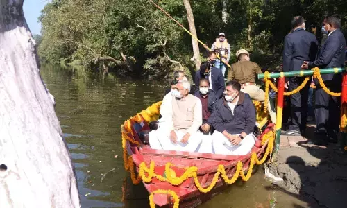 जल-जीवन-हरियाली अभियान के तहत पुरानी त्रिवेणी नहर में विकसित किये गए बोट सफारी का मुख्यमंत्री ने किया लोकार्पण जल-जीवन-हरियाली अभियान के तहत पुरानी त्रिवेणी नहर में विकसित किये गए बोट सफारी का मुख्यमंत्री ने किया लोकार्पण