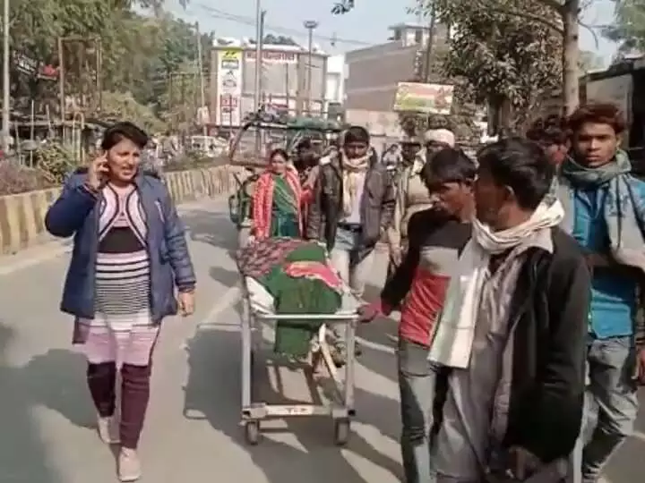 डेड बॉडी को स्ट्रेचर में लादकर कलक्ट्रेट के लिए निकल पड़े परिजन, किसान नेत्री की पुलिस से हुई झड़प, जानें- पूरा मामला डेड बॉडी को स्ट्रेचर में लादकर कलक्ट्रेट के लिए निकल पड़े परिजन, किसान नेत्री की पुलिस से हुई झड़प, जानें- पूरा मामला