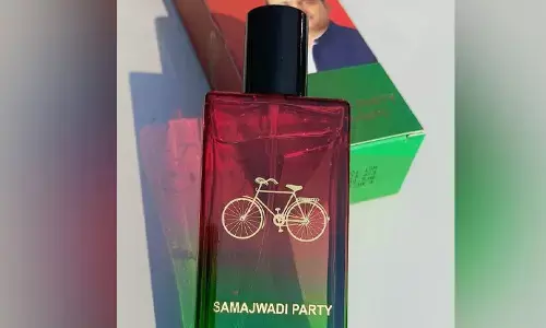समाजवादी इत्र बनाने वाले कारोबारी के ठिकानों पर जीएसटी ने मारा छापा, बड़ी मात्रा में कैश बरामद, रात तक मशीनों ने गिने नोट समाजवादी इत्र बनाने वाले कारोबारी के ठिकानों पर जीएसटी ने मारा छापा, बड़ी मात्रा में कैश बरामद, रात तक मशीनों ने गिने नोट