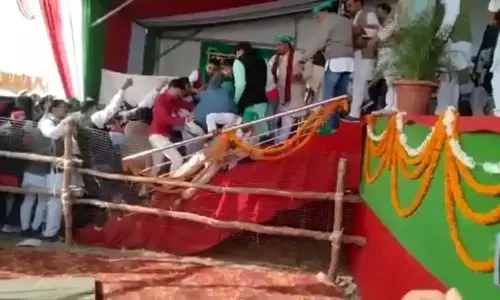 मंच पर पहुंचने से पहले कई नेता गिरे धड़ाम, भीड़ ने तोड़ी बैरिकेडिंग मंच पर पहुंचने से पहले कई नेता गिरे धड़ाम, भीड़ ने तोड़ी बैरिकेडिंग