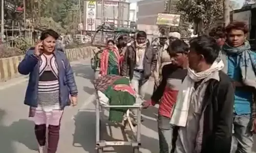 डेड बॉडी को स्ट्रेचर में लादकर कलक्ट्रेट के लिए निकल पड़े परिजन, किसान नेत्री की पुलिस से हुई झड़प, जानें- पूरा मामला डेड बॉडी को स्ट्रेचर में लादकर कलक्ट्रेट के लिए निकल पड़े परिजन, किसान नेत्री की पुलिस से हुई झड़प, जानें- पूरा मामला