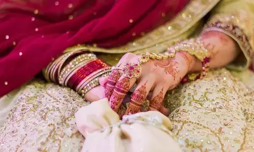 हिंदू लड़की ने कोरोना काल में खो दिया था अपना पिता, अब मुस्लिम परिवार ने उसकी शादी करवा पेश की मिसाल हिंदू लड़की ने कोरोना काल में खो दिया था अपना पिता, अब मुस्लिम परिवार ने उसकी शादी करवा पेश की मिसाल