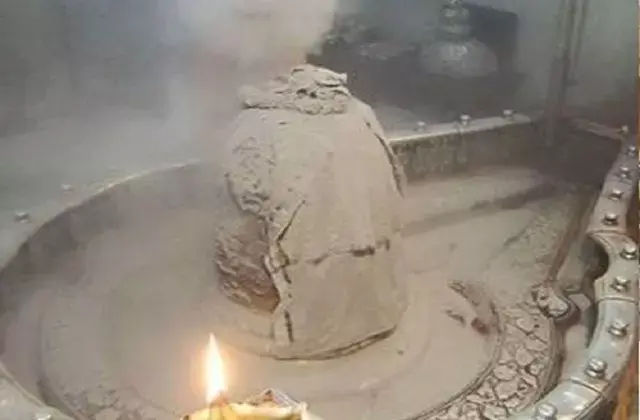 महाकालेश्वर मंदिर की भस्मारती में श्रद्धालुओं का प्रवेश बंद महाकालेश्वर मंदिर की भस्मारती में श्रद्धालुओं का प्रवेश बंद