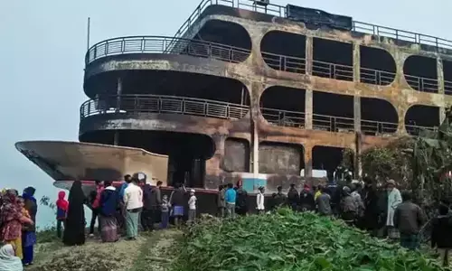 Bangladesh Breaking News: बांग्लादेश में फेरी में आग से 36 की मौत, नाव में सवार थे 1000 यात्री, अभी भी लोग है लापता Bangladesh Breaking News: बांग्लादेश में फेरी में आग से 36 की मौत, नाव में सवार थे 1000 यात्री, अभी भी लोग है लापता