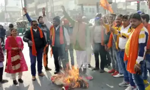क्रिसमस से पहले आगरा में सेंटा क्लॉज का पुतला फूंका गया क्रिसमस से पहले आगरा में सेंटा क्लॉज का पुतला फूंका गया
