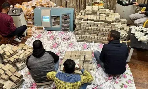 Raid On Kanpur Businessman: पीयूष जैन के घर 21 बक्सों में पैसा रखा था. 15-20 अलमारी काटकर पैसे बरामद किए