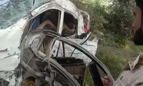 ई-रिक्शा में टक्कर मारकर भाग रहे ट्रक ने कार को रौंदा; 2 सगी बहनों की मौत