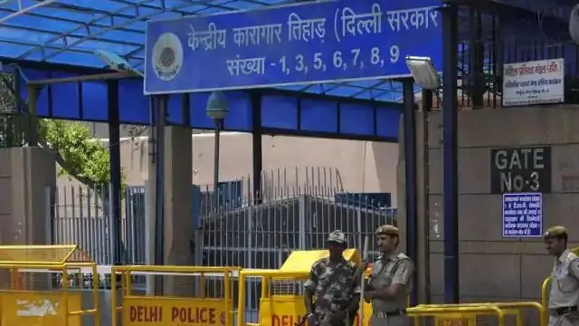 दिल्ली तिहाड़ जेल के 47 अधिकारियों वेतन रोका गया, जानें क्या है मामला