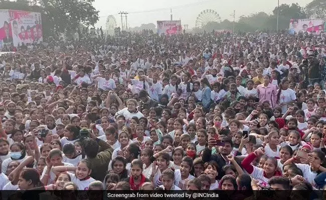 i am a girl :लड़की हूं, लड़ सकती हूं, प्रियंका गांधी के आह्वान पर UP सरकार के आदेश को धत्ता बता मैराथन में उमड़ी युवतियां की भीड़