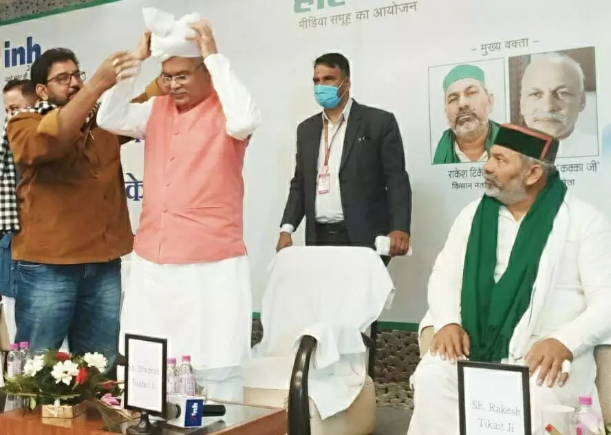 कोंडागांव के किसान डॉ राजाराम ने प्रदेश के किसानों की ओर से मुख्यमंत्री भूपेश बघेल का पगड़ी पहनाकर भेंट किया श्रीफल कोंडागांव के किसान डॉ राजाराम ने प्रदेश के किसानों की ओर से मुख्यमंत्री भूपेश बघेल का पगड़ी पहनाकर भेंट किया श्रीफल