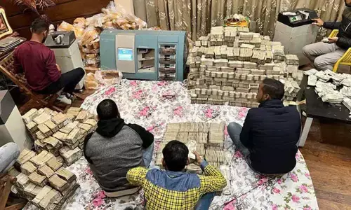 आयकर छापा: कहां से आए इतने सारे रुपए ? इत्र कारोबारी पीयूष जैन का जवाब सुनकर हंस पड़े अफसर आयकर छापा: कहां से आए इतने सारे रुपए ? इत्र कारोबारी पीयूष जैन का जवाब सुनकर हंस पड़े अफसर