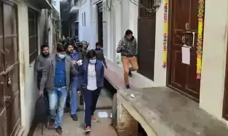 मोहल्ले वाले जिसे समझते थे कंजूस, वही निकला सबसे बड़ा धन कुबेर मोहल्ले वाले जिसे समझते थे कंजूस, वही निकला सबसे बड़ा धन कुबेर