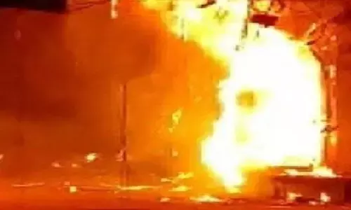 рджрд┐рд▓реНтАНрд▓реА: рдордВрдЧреЛрд▓рдкреБрд░реА рдЗрд▓рд╛рдХреЗ рдореЗрдВ рдЬреВрддрд╛ рдмрдирд╛рдиреЗ рд╡рд╛рд▓реА рдлреИрдХреНрдЯреНрд░реА рдореЗрдВ рд▓рдЧреА рднреАрд╖рдг рдЖрдЧ, рджрдордХрд▓ рдХреА 20 рдЧрд╛рдбрд╝рд┐рдпрд╛рдВ рдореМрдЬреВрдж рджрд┐рд▓реНтАНрд▓реА: рдордВрдЧреЛрд▓рдкреБрд░реА рдЗрд▓рд╛рдХреЗ рдореЗрдВ рдЬреВрддрд╛ рдмрдирд╛рдиреЗ рд╡рд╛рд▓реА рдлреИрдХреНрдЯреНрд░реА рдореЗрдВ рд▓рдЧреА рднреАрд╖рдг рдЖрдЧ, рджрдордХрд▓ рдХреА 20 рдЧрд╛рдбрд╝рд┐рдпрд╛рдВ рдореМрдЬреВрдж