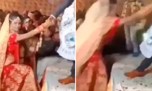 VIRAL VIDEO: स्टेज पर दूल्हे ने दुल्हन के साथ की ऐसी हरकत, देखने वालों की छूटी हंसी! VIRAL VIDEO: स्टेज पर दूल्हे ने दुल्हन के साथ की ऐसी हरकत, देखने वालों की छूटी हंसी!
