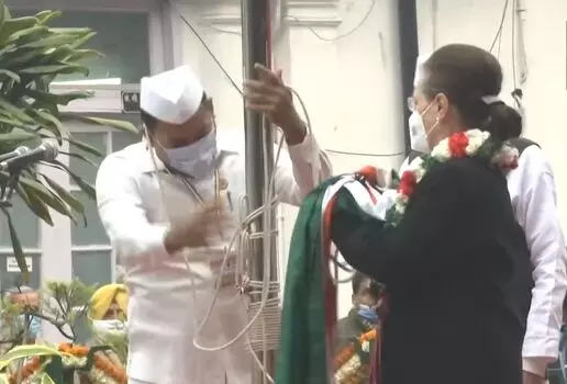 देखें VIDEO, कांग्रेस स्थापना दिवस पर गिरा पार्टी का झंडा, फहरा रही थीं सोनिया गांधी
