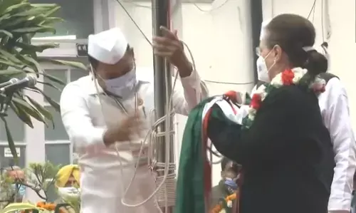 देखें VIDEO, कांग्रेस स्थापना दिवस पर गिरा पार्टी का झंडा, फहरा रही थीं सोनिया गांधी