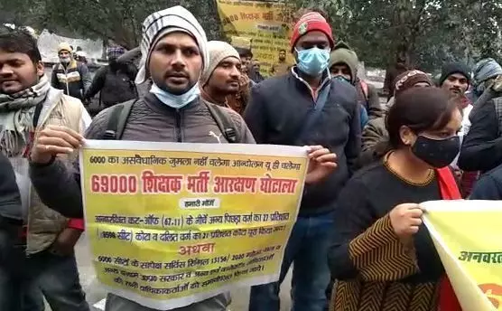 69000 शिक्षक भर्ती का आरक्षण मामला, बेसिक शिक्षा मंत्री के आवास पर अभ्यर्थियों ने डाला डेरा