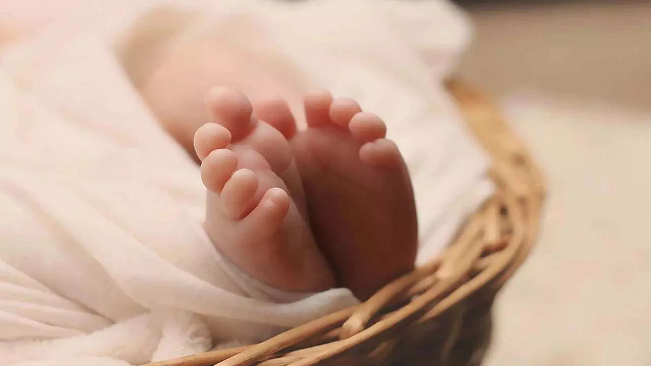 महिला ने 3 महीने में दिया 2 बच्चों को जन्म, कैसे हुआ ये गजब कारनामा!