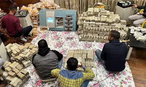 इत्र कारोबारी के यहां IT की छापेमारी पर बनेगी  फिल्म, जाने क्या होगा नाम इत्र कारोबारी के यहां IT की छापेमारी पर बनेगी  फिल्म, जाने क्या होगा नाम