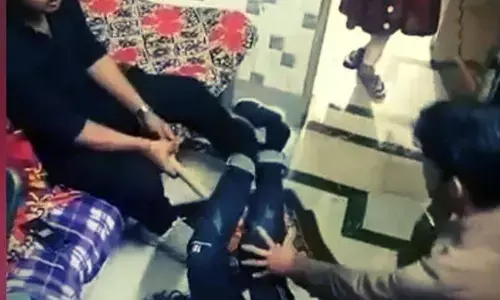 मोबाइल चोरी के शक में नाबालिग लड़की की बेरहमी से पिटाई, VIDEO वायरल होने पर लोगों का फूटा गुस्सा, पुलिस ने की कार्रवाई