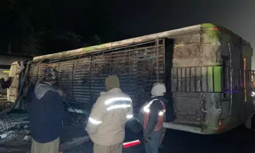 लुधियाना से पूर्निया जा रही बस पलटी, एक यात्री की मौत, 40 घायल लुधियाना से पूर्निया जा रही बस पलटी, एक यात्री की मौत, 40 घायल