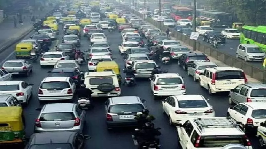 दिल्ली में लेन ड्राइविंग नियम, पहली बार नियम तोड़ने पर 10 हजार जुर्माना