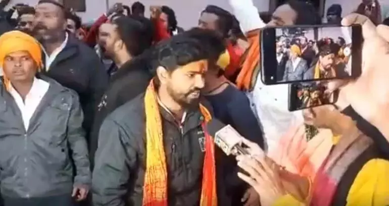 रायपुर कोर्ट में हंगामा, कालीचरण के समर्थक पहुंचे