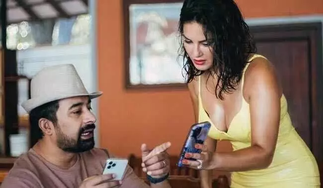 बार-बार क्यों देखा जा रहा है एक्ट्रेस सनी लियोनी का ये वीडियो? बार-बार क्यों देखा जा रहा है एक्ट्रेस सनी लियोनी का ये वीडियो?