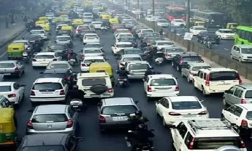 दिल्ली में लेन ड्राइविंग नियम, पहली बार नियम तोड़ने पर 10 हजार जुर्माना दिल्ली में लेन ड्राइविंग नियम, पहली बार नियम तोड़ने पर 10 हजार जुर्माना