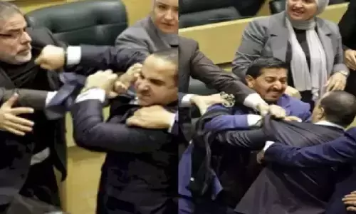 Jordan Fight Video Viral : जॉर्डन की संसद में सांसदों ने खोया आपा, एक-दूसरे से जानवरों की तरह भिड़े, जमकर चलाएं लात-घूंसे Jordan Fight Video Viral : जॉर्डन की संसद में सांसदों ने खोया आपा, एक-दूसरे से जानवरों की तरह भिड़े, जमकर चलाएं लात-घूंसे