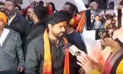 रायपुर कोर्ट में हंगामा, कालीचरण के समर्थक पहुंचे