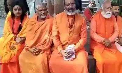 рдорд╣рд╛рдордВрдбрд▓реЗрд╢реНрд╡рд░ рдирд░рд╕рд┐рдВрд╣рд╛рдирдВрдж рдЧрд┐рд░рд┐ рдиреЗ рдлрд┐рд░ рдЧрд╛рдВрдзреА рдХреЛ рдмрддрд╛рдпрд╛ рдЧрдВрджрдЧреА, рдмреЛрд▓реЗ рдЬрд┐рдиреНрд╣реЛрдВрдиреЗ рдХрд╛рд▓реАрдЪрд░рдг рдорд╣рд╛рд░рд╛рдЬ рдХреЛ рдЧрд┐рд░рдлреНрддрд╛рд░ рдХрд┐рдпрд╛ рдорд╣рд╛рдордВрдбрд▓реЗрд╢реНрд╡рд░ рдирд░рд╕рд┐рдВрд╣рд╛рдирдВрдж рдЧрд┐рд░рд┐ рдиреЗ рдлрд┐рд░ рдЧрд╛рдВрдзреА рдХреЛ рдмрддрд╛рдпрд╛ рдЧрдВрджрдЧреА, рдмреЛрд▓реЗ рдЬрд┐рдиреНрд╣реЛрдВрдиреЗ рдХрд╛рд▓реАрдЪрд░рдг рдорд╣рд╛рд░рд╛рдЬ рдХреЛ рдЧрд┐рд░рдлреНрддрд╛рд░ рдХрд┐рдпрд╛