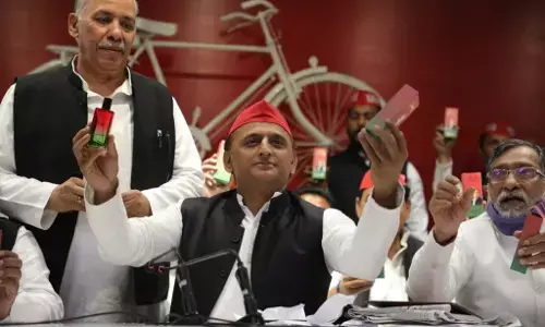 IT Raid in UP : सपा MLC Pushpraj Jain के घर आयकर छापा, लॉन्च किया था समाजवादी इत्र IT Raid in UP : सपा MLC Pushpraj Jain के घर आयकर छापा, लॉन्च किया था समाजवादी इत्र